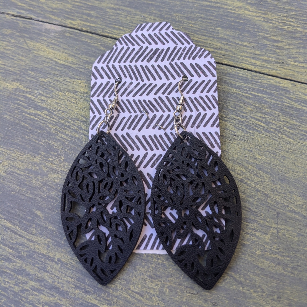 Elegant Black 🖤 Leaf Earrings